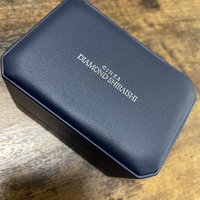 【銀座ダイヤモンドシライシの口コミ】 婚約指輪がハーフエタニティだったので、それと重ね付けしても違和感のな…