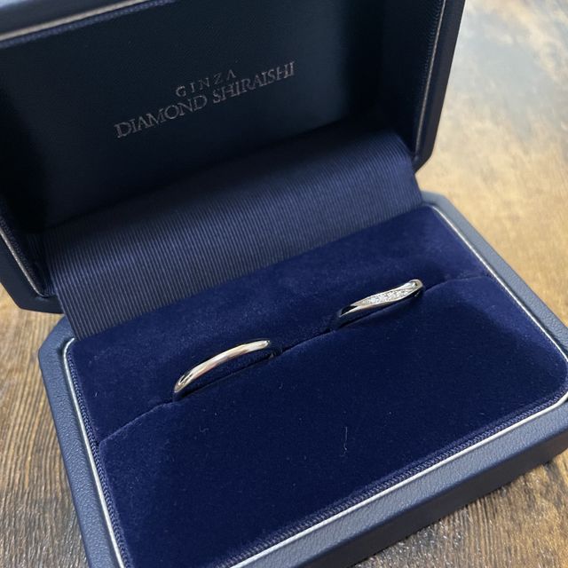 【銀座ダイヤモンドシライシの口コミ】 婚約指輪がハーフエタニティだったので、それと重ね付けしても違和感のな…