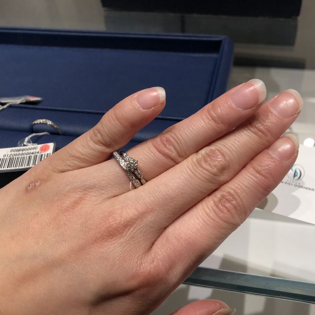 【銀座ダイヤモンドシライシの口コミ】 婚約指輪がキラキラ輝くダイアモンドのデザインだったので、重ね付けして…