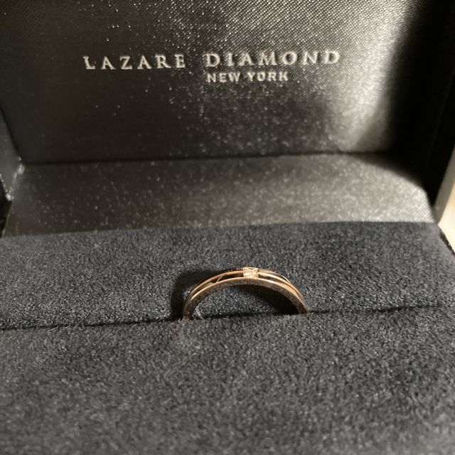 【ラザール ダイヤモンド(LAZARE DIAMOND)の口コミ】 デザインがとても可愛いかったです。
また、シルバーとゴールドからしか色…