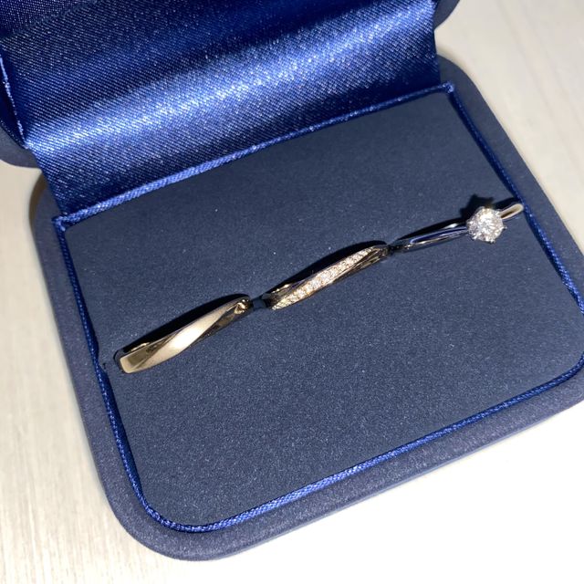 【4℃ BRIDAL(ヨンドシーブライダル)の口コミ】 圧倒的に上品なカラーです。プラチナ一択のつもりで探しに行ったのですが…