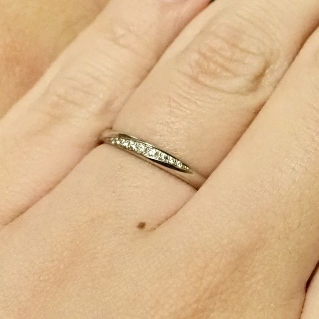 【ヴァンドーム青山(VENDOME AOYAMA)の口コミ】 ストレートラインのリングに、ストーンが入るデザインを探している時に出…