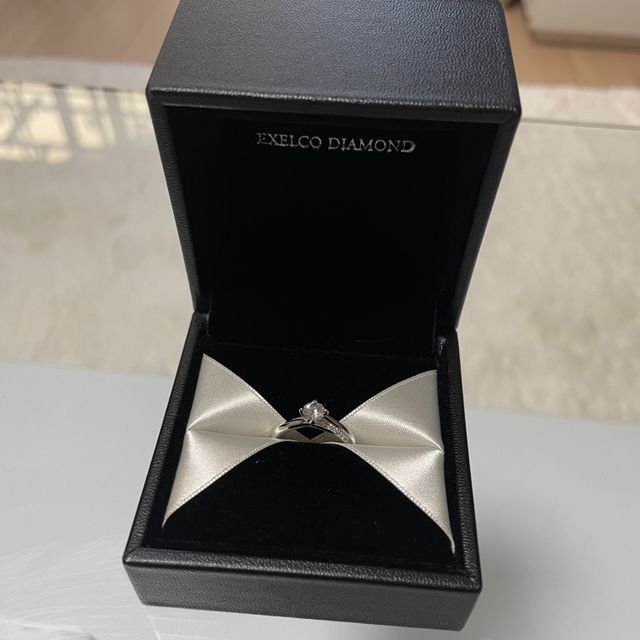 【エクセルコダイヤモンド(EXELCO DIAMOND)の口コミ】 派手すぎない、でも華やかなデザインです。デートやお出かけの時でも結婚…