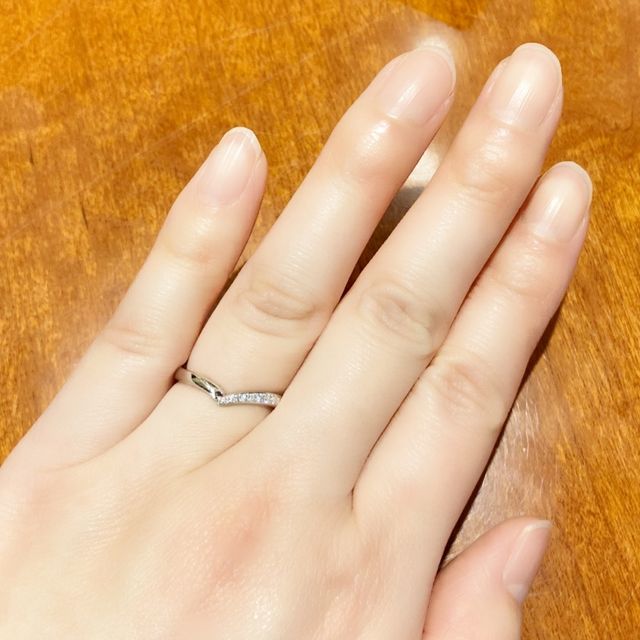 【TRECENTI(トレセンテ)の口コミ】 Vの形のデザインを試着しました。
指が細く長く綺麗に見える効果があるデ…