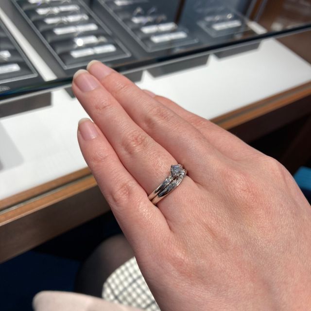 【エクセルコダイヤモンド(EXELCO DIAMOND)の口コミ】 二人の好みと指に似合うかどうか、セットで着けた時の感じで選びました。
…