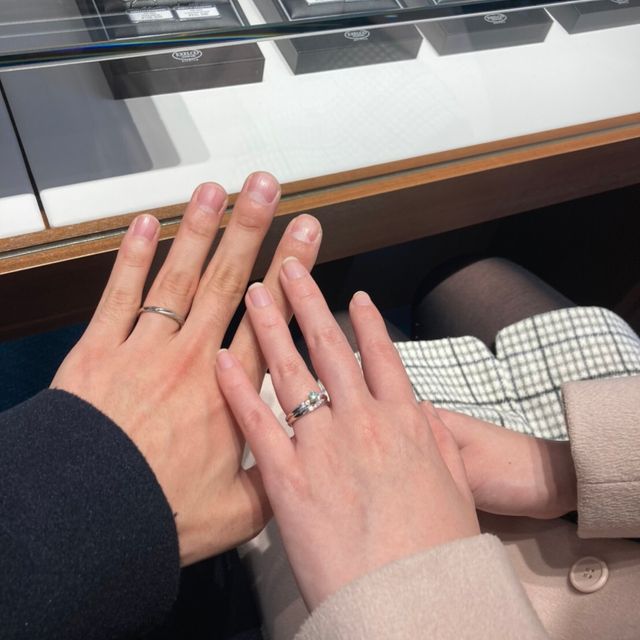 【エクセルコダイヤモンド(EXELCO DIAMOND)の口コミ】 二人の好みと指に似合うかどうか、セットで着けた時の感じで選びました。
…