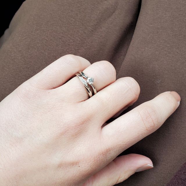 【4℃ BRIDAL(ヨンドシーブライダル)の口コミ】 サプライズ婚約指輪との重ねづけを考えていたこと。
婚約指輪とあわせて同…