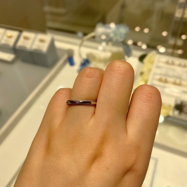 【Only You(オンリーユー)の口コミ】 ミル打ち加工がされていて大人っぽい雰囲気の指輪です。表面のカットが凝…