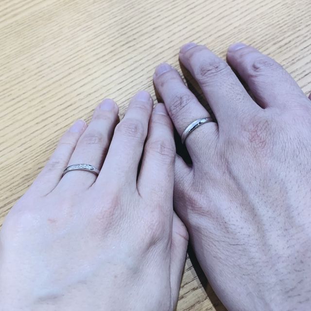 【ヴァンドーム青山(VENDOME AOYAMA)の口コミ】 2022年イヤーモデルのものをペアで購入しました。
斜めにダイヤが並んでい…