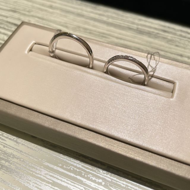 【TRECENTI(トレセンテ)の口コミ】 女性はストレートリングに右上からダイヤモンドラインが入ったもの、男性…