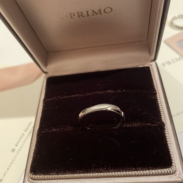 【アイプリモ(I-PRIMO)の口コミ】 ①指が綺麗に見えるウェーブのデザイン
②結婚指輪の平均的な価格に比べて良…