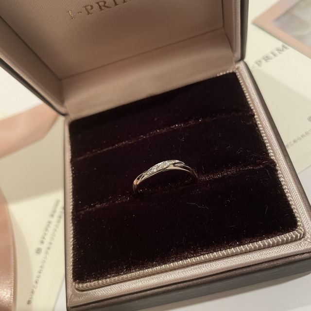 【アイプリモ(I-PRIMO)の口コミ】 ①指が綺麗に見えるウェーブのデザイン
②結婚指輪の平均的な価格に比べて良…
