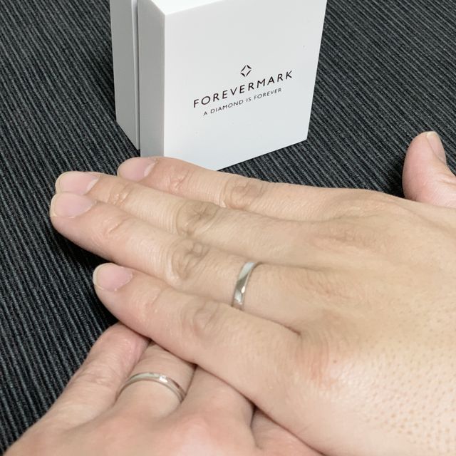 【FOREVERMARK(フォーエバーマーク)の口コミ】 二人ともシンプルだが、何か特徴があって丈夫な指輪を探していたので（笑…