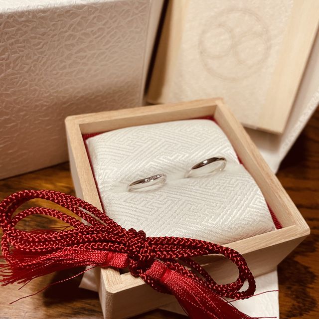 【TOMOE(トモエ)の口コミ】 巴というブランドの柔花という指輪です。
緩いS字を描いており、指が長く…