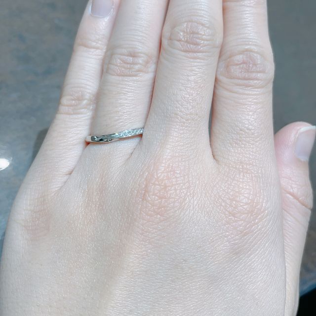 【俄(にわか)の口コミ】 ゆるやかなVとウェーブが混ざったようなデザインです。V字を境にダイヤの…