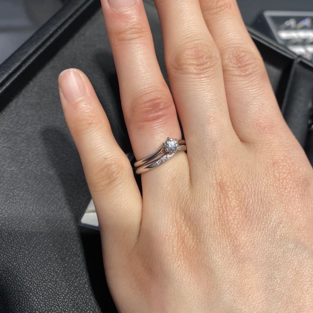 【エクセルコダイヤモンド(EXELCO DIAMOND)の口コミ】 はじめは婚約指輪と結婚指輪のセットのものをご紹介頂きました。婚約指輪…