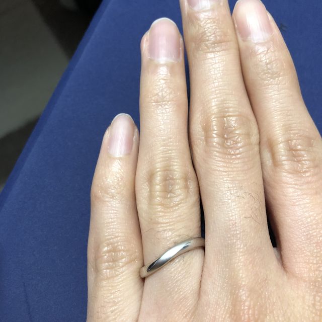 【4℃ BRIDAL(ヨンドシーブライダル)の口コミ】 もともとストレートのありきたりなデザインが嫌で、形にひねりのある指輪…