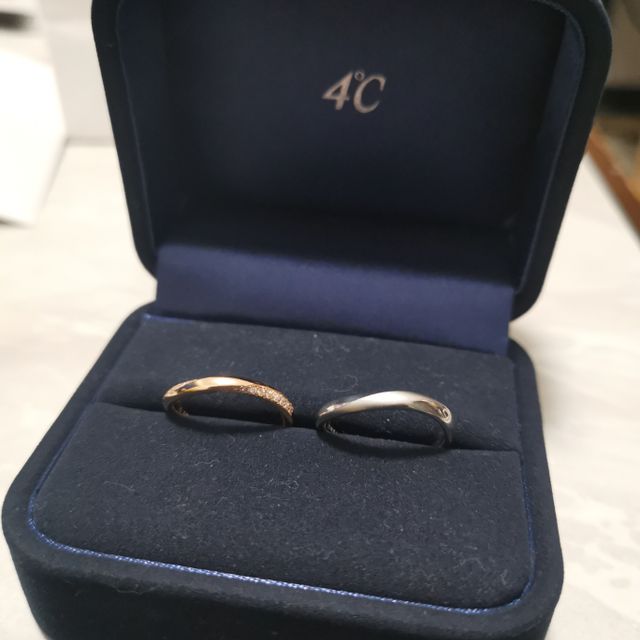 【4℃ BRIDAL(ヨンドシーブライダル)の口コミ】 いろいろなデザインを見た中で、うまく説明出来ませんが、このデザイン！…