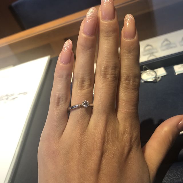 【銀座ダイヤモンドシライシの口コミ】 デザインは普段使いできるようシンプルにしました。
指が細めの為ダイヤを…