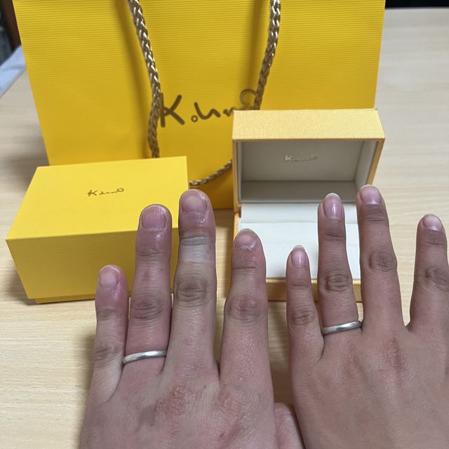 【ケイウノ ブライダル(K.UNO BRIDAL)の口コミ】 家具を作る仕事をしていることもあり、2人が木が好きなので木目金をつかっ…