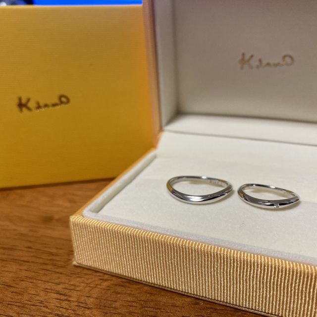 【ケイウノ ブライダル(K.UNO BRIDAL)の口コミ】 指に馴染みやすく、少し動きがあることでシンプルすぎないデザインが気に…