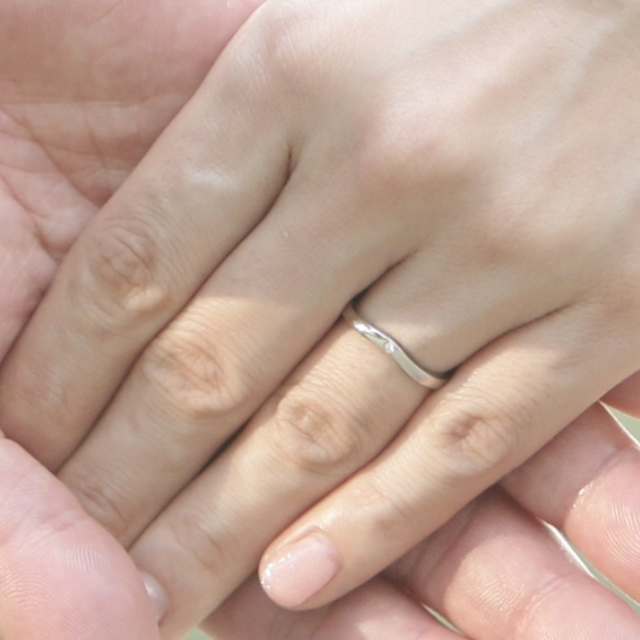 【カルティエ(Cartier)の口コミ】 デザインは中央がvになるように緩やかなカーブになっています。真ん中には…