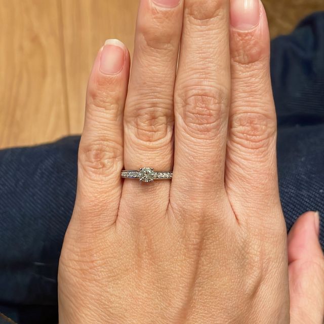 【カルティエ(Cartier)の口コミ】 他のブランドさんでも似たようなデザインがありましたが、ダイヤの輝きが…