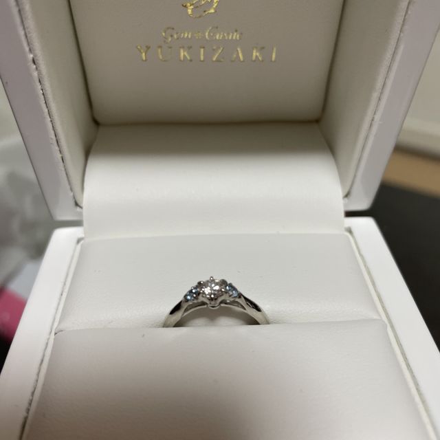 【YUKIZAKI BRIDAL(ユキザキブライダル)の口コミ】 ダイヤの両サイドに水色の宝石を入れてくれたこと。対応してくださったス…