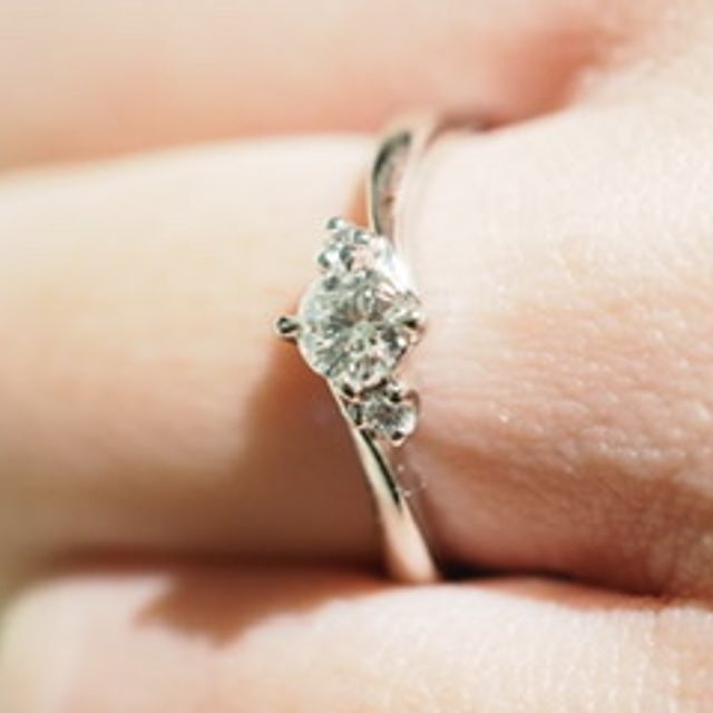 【アイプリモ(I-PRIMO)の口コミ】 結婚指輪と婚約指輪を組み合わせて着用することも考えて選びました。
結婚…