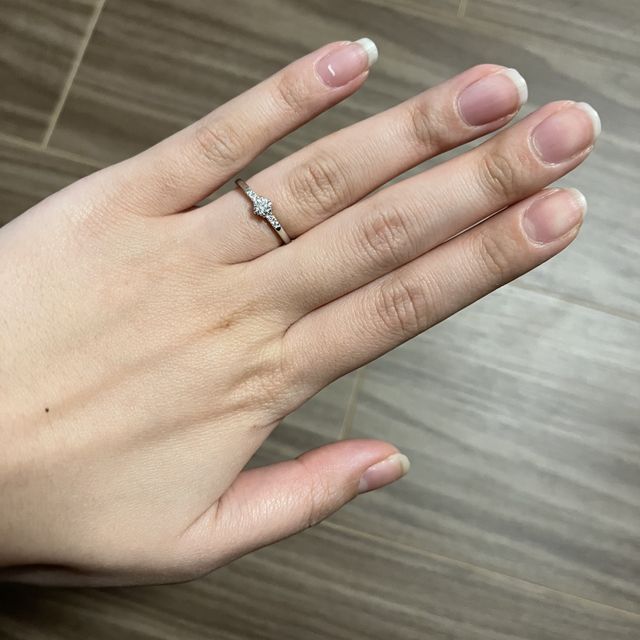 【アイプリモ(I-PRIMO)の口コミ】 センターダイヤの周りに小さなダイヤが
入っているのが高級感があって素敵…