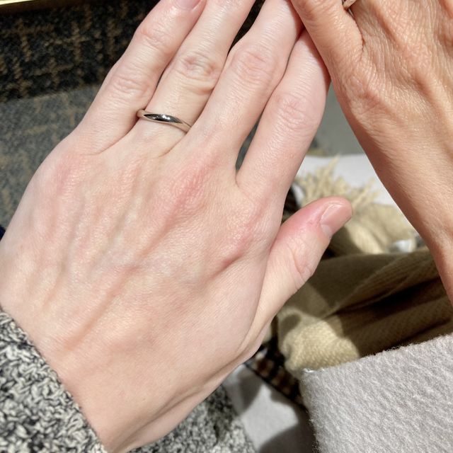 【銀座ダイヤモンドシライシの口コミ】 ずっとつけていくと考えた時に、シンプルかつ真っ直ぐではないデザインを…