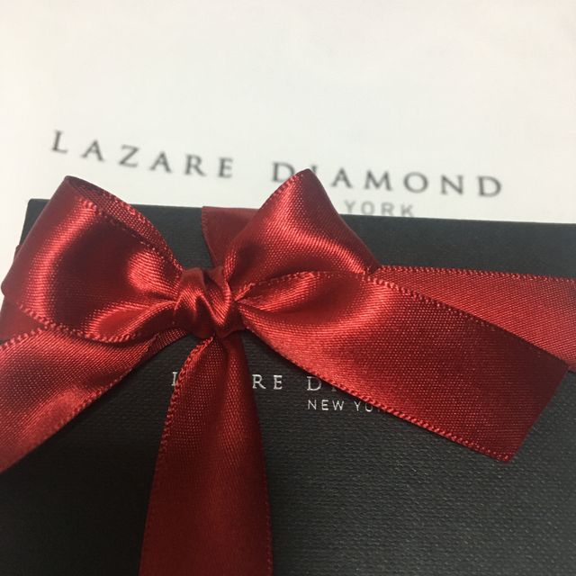 【ラザール ダイヤモンド(LAZARE DIAMOND)の口コミ】 シンプルで綺麗なこと。同じ種類ではなく
違うものを彼と私で指輪の一部を…