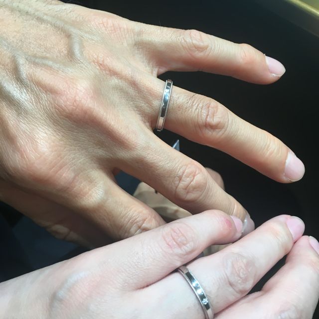 【ラザール ダイヤモンド(LAZARE DIAMOND)の口コミ】 シンプルで綺麗なこと。同じ種類ではなく
違うものを彼と私で指輪の一部を…