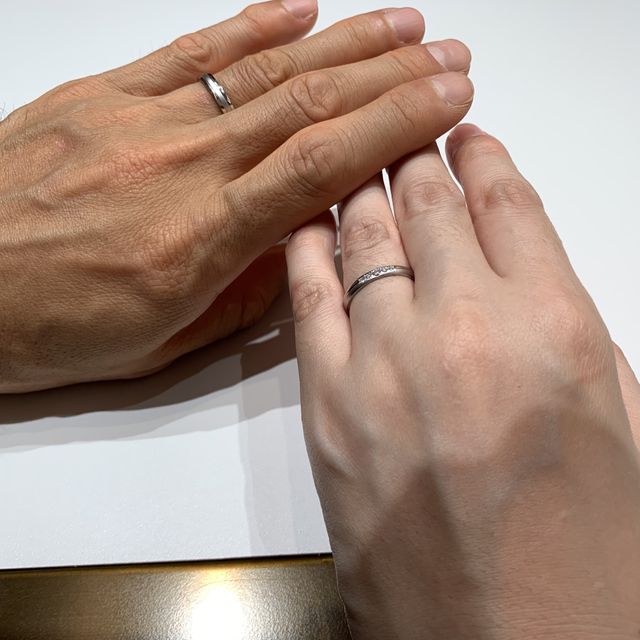 【ラザール ダイヤモンド(LAZARE DIAMOND)の口コミ】 シンプルで綺麗なこと。同じ種類ではなく
違うものを彼と私で指輪の一部を…