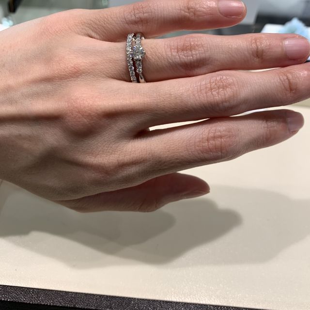 【CHARMY(チャーミー)の口コミ】 CHARMYの指輪を初めて嵌めてみて感じたのは、その付け心地の良さです。
他…