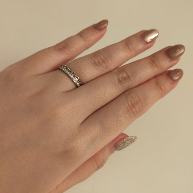 【Justin Davis Bridal(ジャスティンデイビスブライダル)の口コミ】 ダイヤのエタニティリングですが、チェーンと2連になっており、他のブラン…