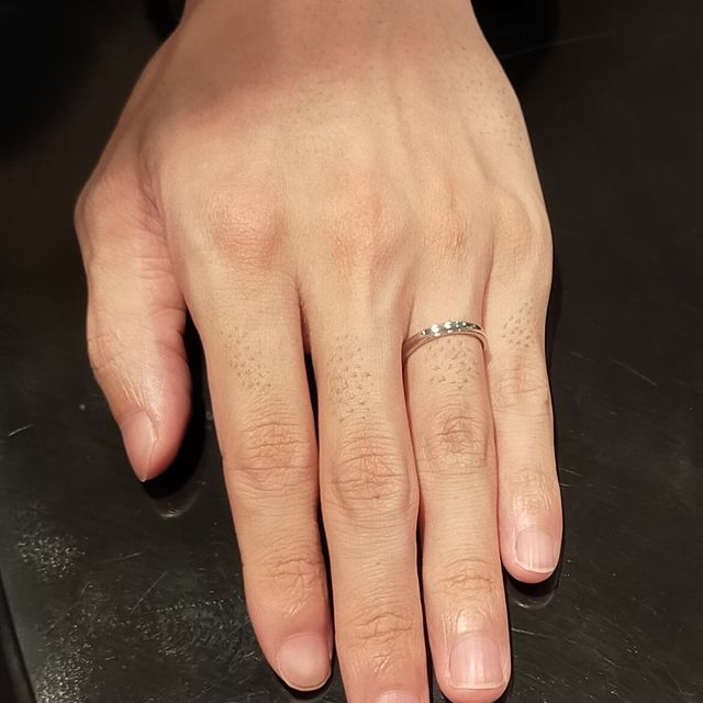 【ケイウノ ブライダル(K.UNO BRIDAL)の口コミ】 試着した指輪は、リングの表面が凹になっているタイプで、個性的なデザイ…