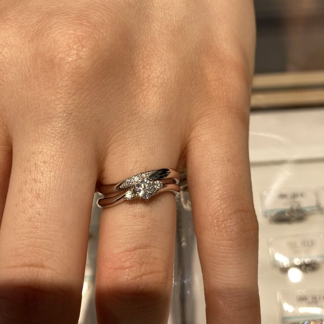 【銀座ダイヤモンドシライシの口コミ】 シンプルかつウェーブで細みのかわいい指輪に惹かれました。ダイヤの価格…