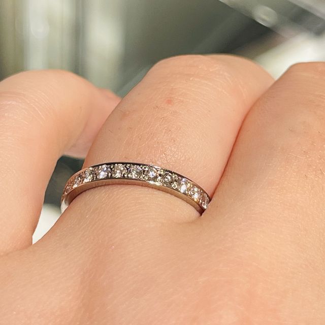 【ヴァンドーム青山(VENDOME AOYAMA)の口コミ】 ハーフエタニティで少し太めの幅の結婚指輪を探しており、こちらは彫り留…