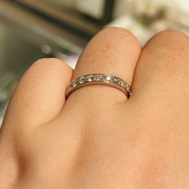 【ヴァンドーム青山(VENDOME AOYAMA)の口コミ】 ハーフエタニティで少し太めの幅の結婚指輪を探しており、こちらは彫り留…