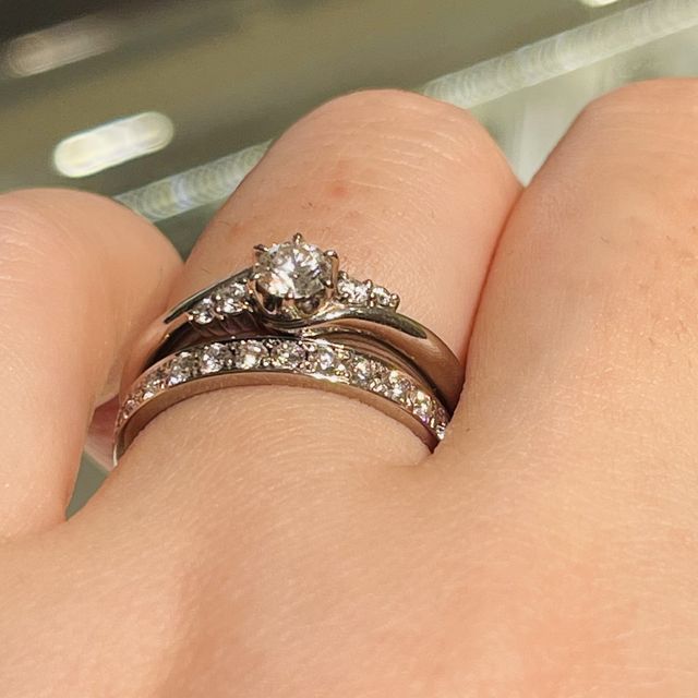 【ヴァンドーム青山(VENDOME AOYAMA)の口コミ】 ハーフエタニティで少し太めの幅の結婚指輪を探しており、こちらは彫り留…