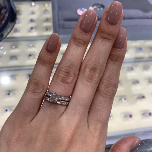 【宝寿堂(ほうじゅどう)の口コミ】 デザインがとにかく洗練されていました。ダイヤのカラットやグレードを細…