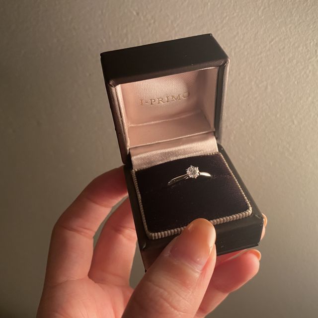 【アイプリモ(I-PRIMO)の口コミ】 華奢で洗練されたデザインが決め手です。新婦の指がもともと細いため、あ…