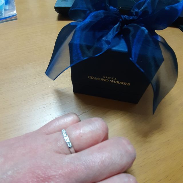 【銀座ダイヤモンドシライシの口コミ】 シンプルなのに華やか、そして、TPOに合わせてほかの指輪と重ね付けできる…