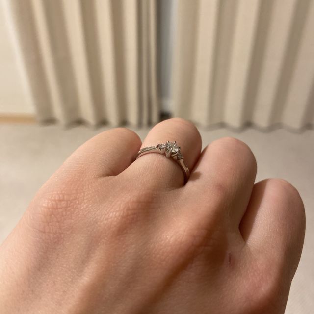 【4℃ BRIDAL(ヨンドシーブライダル)の口コミ】 とてもシンプルで、上品なデザインがとても気に入りました。サプライズで…