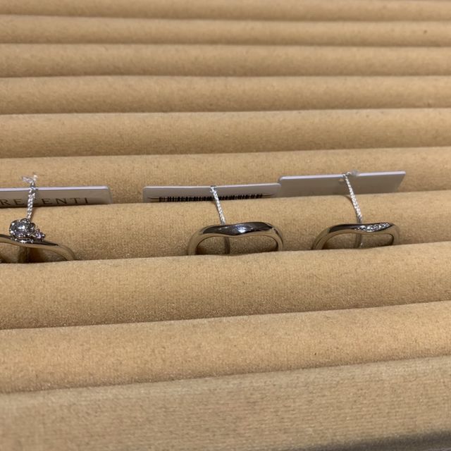 【TRECENTI(トレセンテ)の口コミ】 デザインが可愛いです。婚約指輪の方は花になっててダイヤとピンクダイヤ…