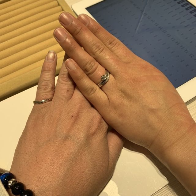 【TRECENTI(トレセンテ)の口コミ】 デザインが可愛いです。婚約指輪の方は花になっててダイヤとピンクダイヤ…