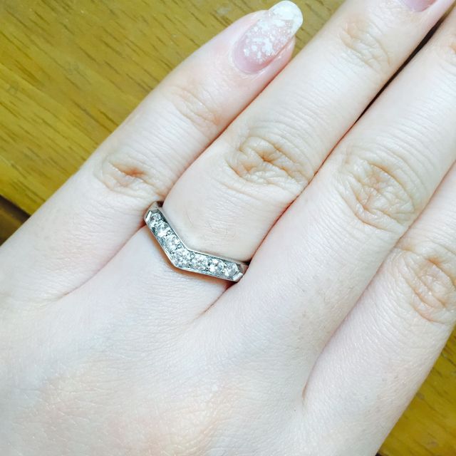 【ティファニー(Tiffany & Co.)の口コミ】 正面のVのラインがとても指を綺麗に見せると販売員さんの接客時の一言が決…