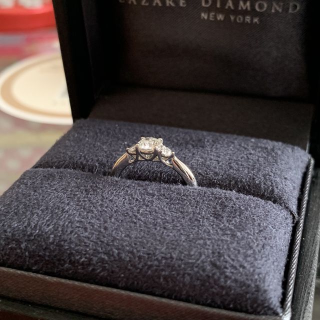 【ラザール ダイヤモンド(LAZARE DIAMOND)の口コミ】 リングがシンプルなストレートラインで、メレダイヤの付いているデザイン…