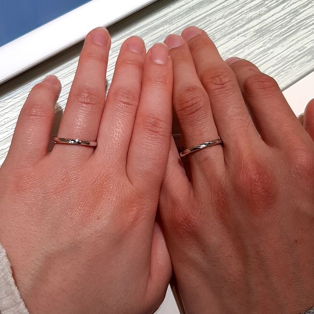 【TRECENTI(トレセンテ)の口コミ】 デザインはストレート、彫りがあって、素材はプラチナ。太すぎず細すぎず…